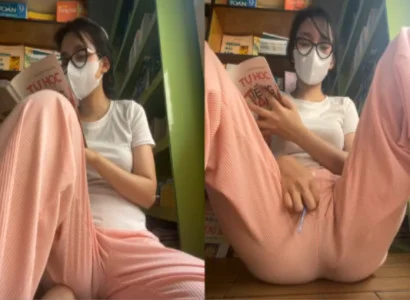 Cô em vừa mở sách vừa nhét sextoy vào lồn