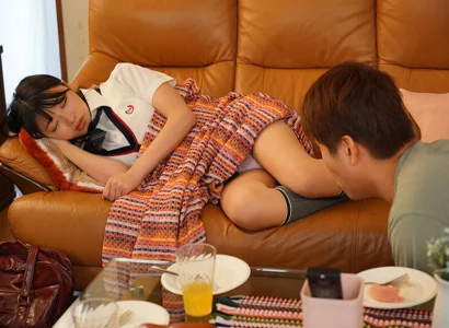 Tôi đang nện em gái mới lớn của người yêu