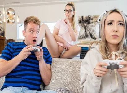 cô bạn gái mải chơi game nên bị bạn thân cướp mất người yêu