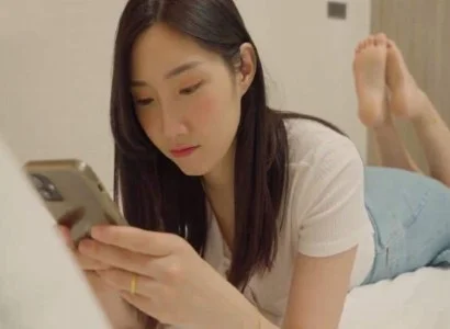 Bà xã lén lút với gã nhân viên giao hàng