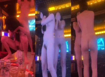 Cô em biểu diễn màn thoát y gợi cảm ngay trong quán hát