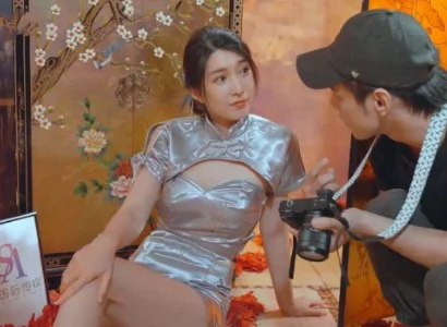 Anh thợ chụp ảnh tài hoa vừa ngắm ảnh vừa đụ nhau với người mẫu